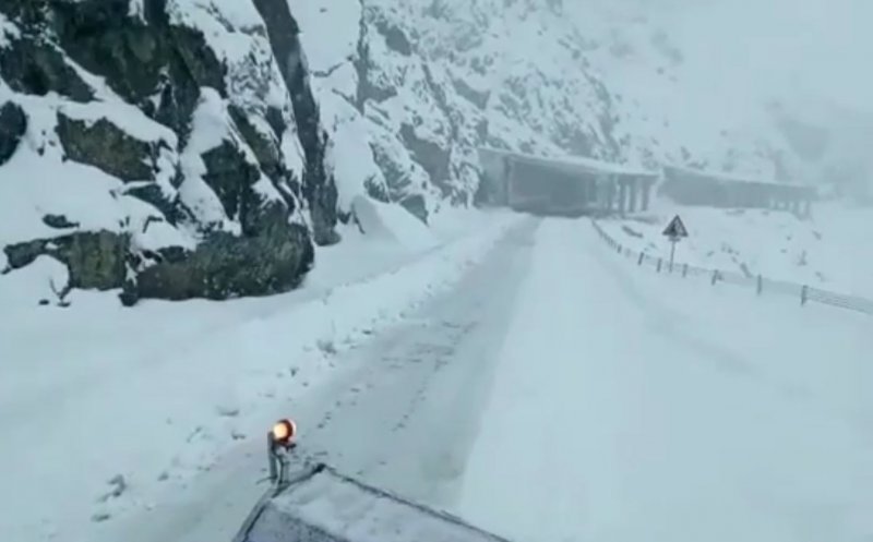 Continuă să ningă la munte: Să aveți o geacă, folie de supraviețuire, baterie externă, lanternă și apă în rucsac
