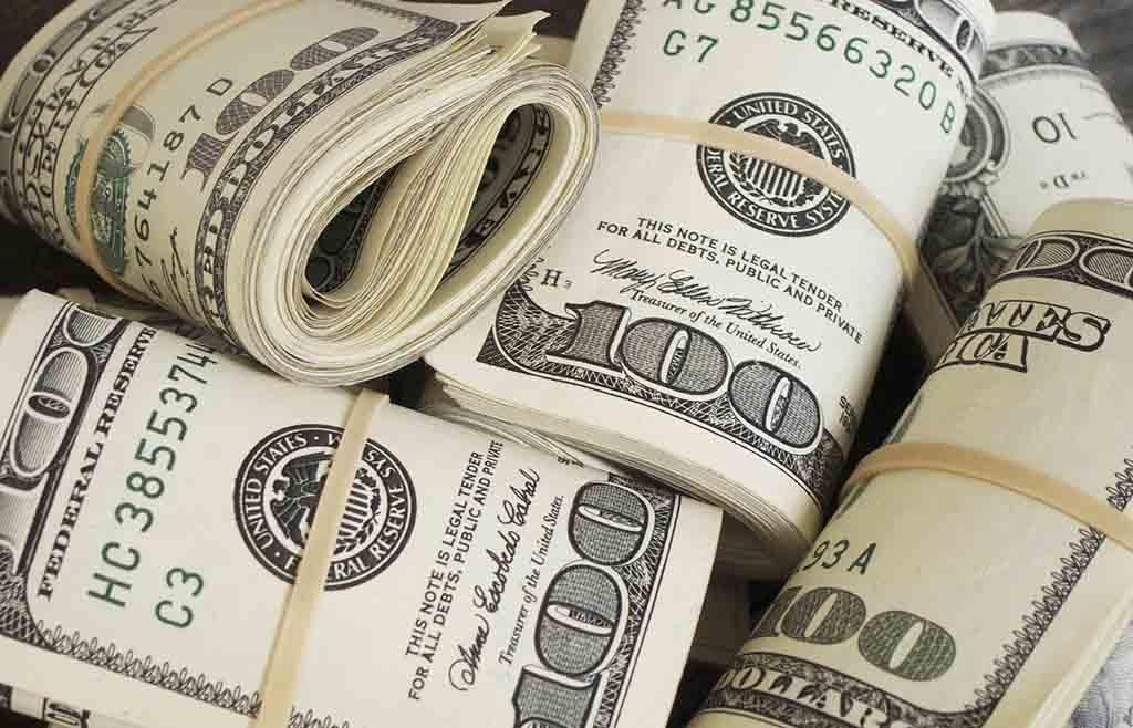 Record istoric: Dolarul american a depășit 5 lei la cursul valutar