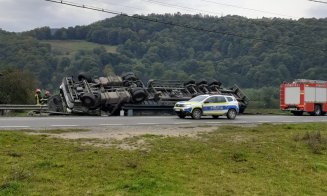 TIR răsturnat la Negreni. Scurgeri de carburant