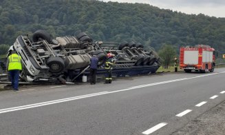 TIR răsturnat la Negreni. Scurgeri de carburant