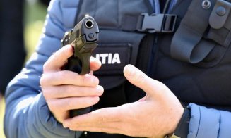 Un poliţist a fost lovit cu pumnul în faţă de un tânăr. A fost nevoie de focuri de armă ca să se potolească