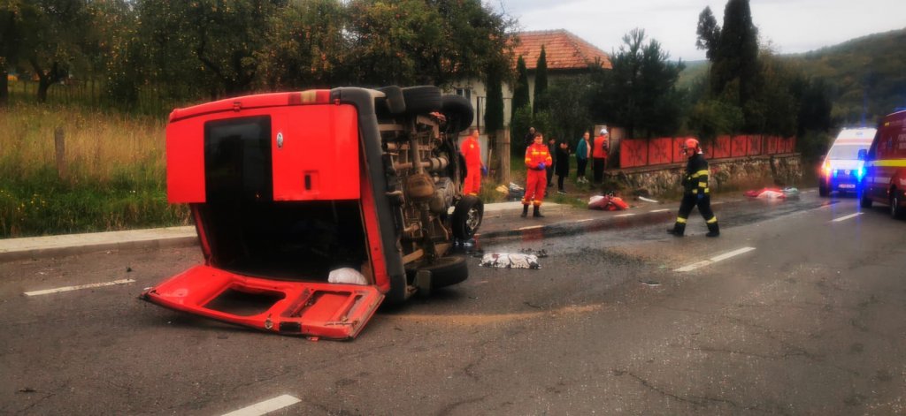 Autoutilitară răsturnată în Feleacu. Două victime, transportate la spital