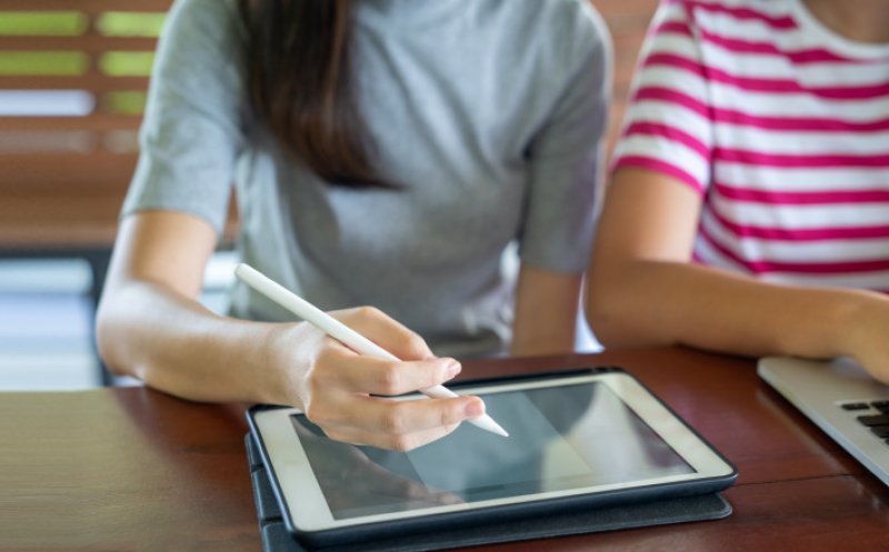 Program internațional gratuit de IT pentru elevele între 8 și 18 ani