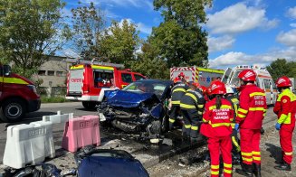 Accident cu două mașini în Jucu. Traficul este blocat/ Un bărbat rămas încarcerat și trei tineri răniți