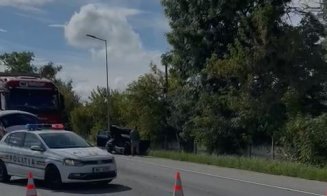 Accident cu două mașini în Jucu. Traficul este blocat/ Un bărbat rămas încarcerat și trei tineri răniți