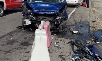 Accident GRAV în Jucu. Traficul este blocat/ Un bărbat rămas încarcerat și trei tineri răniți