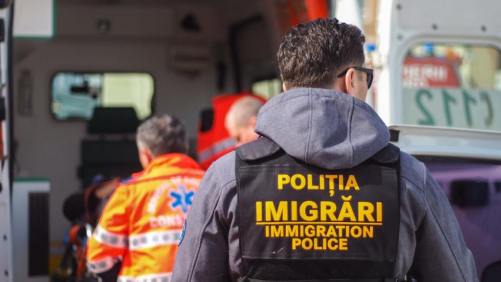 Femeie din Nepal, expulzată. Polițiștii de la imigrări Cluj au escortat-o după ce a refuzat să plece la termen. A fost returnat și un bărbat din Marea Bitanie