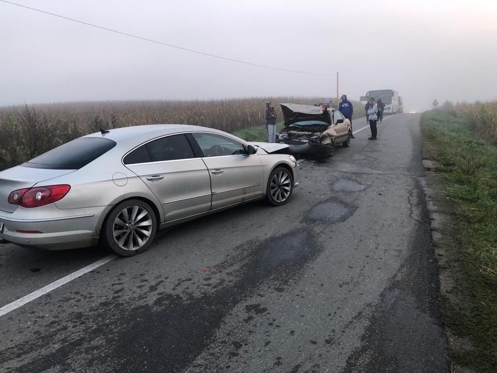 Impact frontal între două mașini pe un drum din Cluj. Trei persoane au ajuns la spital