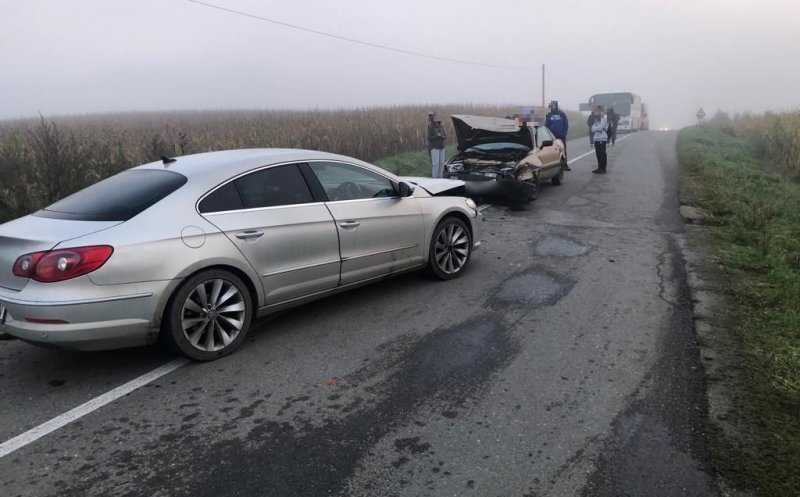Impact frontal între două mașini pe un drum din Cluj. Trei persoane au ajuns la spital