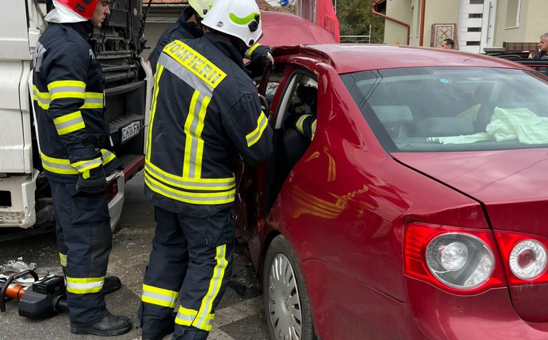 Accident GRAV în Baciu, între o mașină și un TIR. Intervine descarcerarea