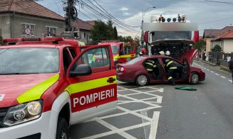 Accident GRAV în Baciu, între o mașină și un TIR. Intervine descarcerarea