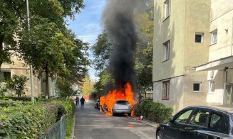 Mașină în flăcări la Cluj. Autoturismul a luat foc pe strada Bușteni: „Au trimis pompierii doar cu apă, fără spumă / Pompierii sunt eroii, nu ISU”