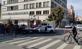 Încă un accident auto la Cluj. A trecut pe roșu în zona Operei și a lovit trei mașini