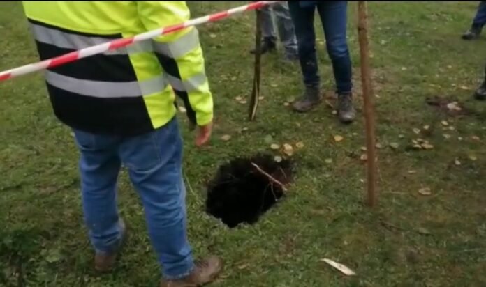 Oameni evacuați în plină noapte la Roșia Montană după ce s-a descoperit o fisură în barajul lacului Tăul Mare