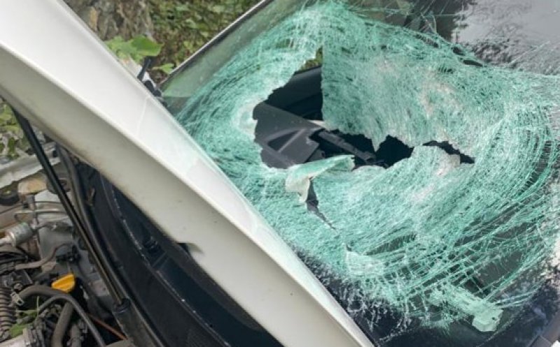 Final năucitor pentru un bărbat în Defileul Jiului. O stâncă a căzut peste mașină și l-a omorât. Alte două persoane au fost rănite
