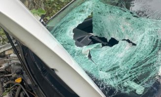 Final năucitor pentru un bărbat în Defileul Jiului. O stâncă a căzut peste mașină și l-a omorât. Alte două persoane au fost rănite
