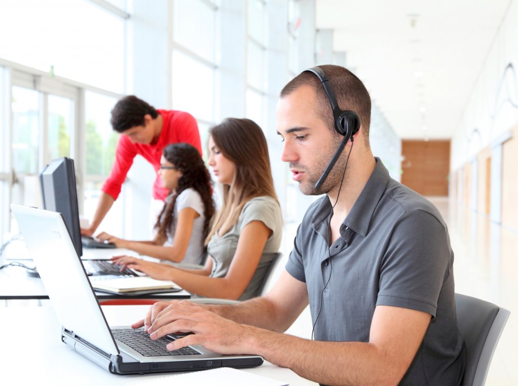 Giganții strâng și ei cureaua. Amazon le cere angajaților call center să lucreze de acasă