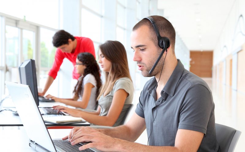 Giganții strâng și ei cureaua. Amazon le cere angajaților call center să lucreze de acasă