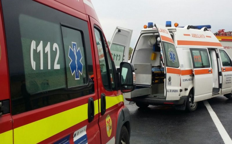 Accident cu două mașini în Dej. Conductă de gaz afectată