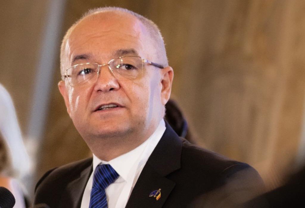 Emil Boc susține reducerea vârstei de vot la 16 ani / Românii: "La 16 ani sunt copii, iar copiii sunt influenţabili"
