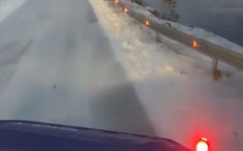 Zăpadă pe drumurile montane! Drumarii au ieșit cu utilajele de deszăpezire/ Transalpina, închisă