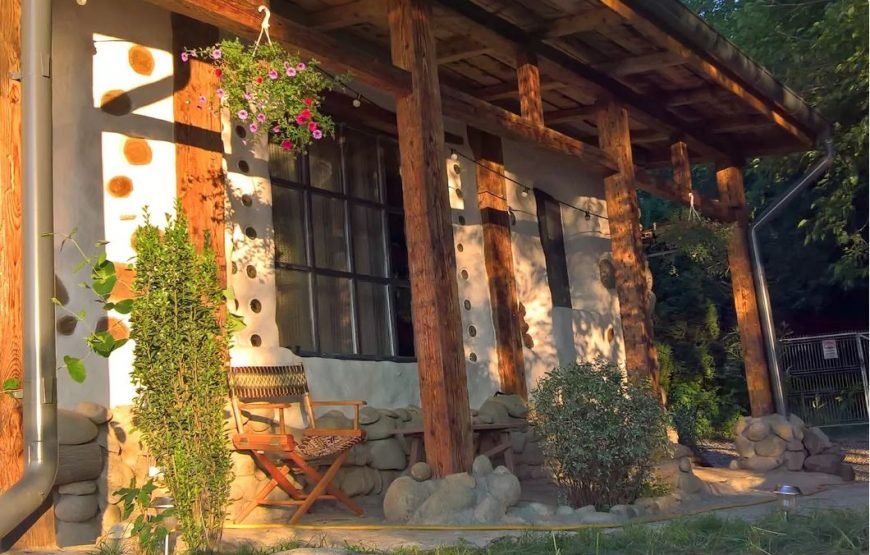 Cazare inedită la Cluj-Napoca: Handmade natural forest home