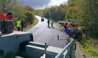 Se asfaltează drumul județean care duce către Lacul Micești