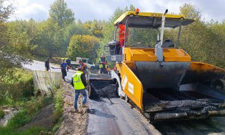 Se asfaltează drumul județean care duce către Lacul Micești