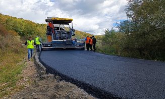 Se asfaltează drumul județean care duce către Lacul Micești