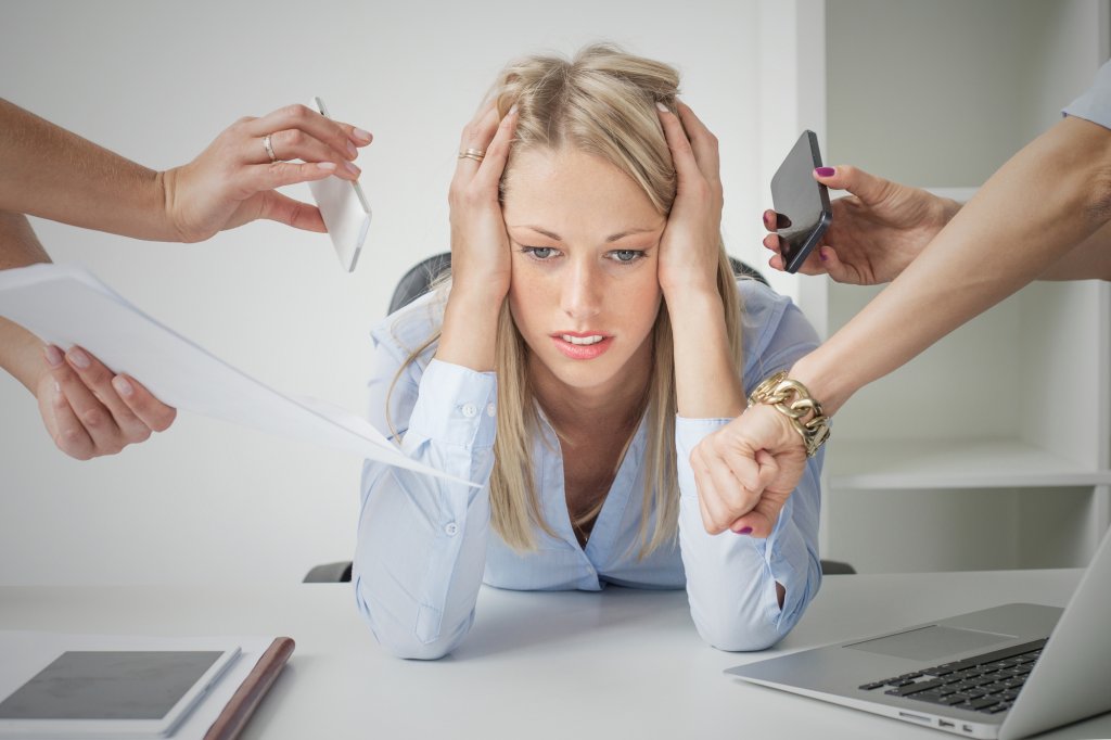 Burnout-ul afectează peste 20% din angajații din România. 45% caută un nou loc de muncă din cauza salariului mic