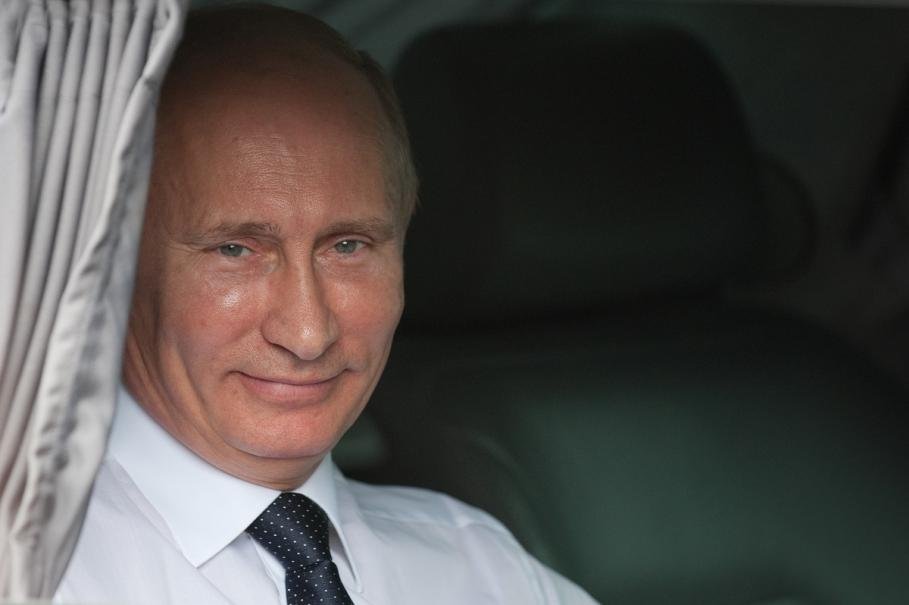 Ce cadouri a primit Putin de ziua lui. Printre acestea se numără pepeni și un tractor
