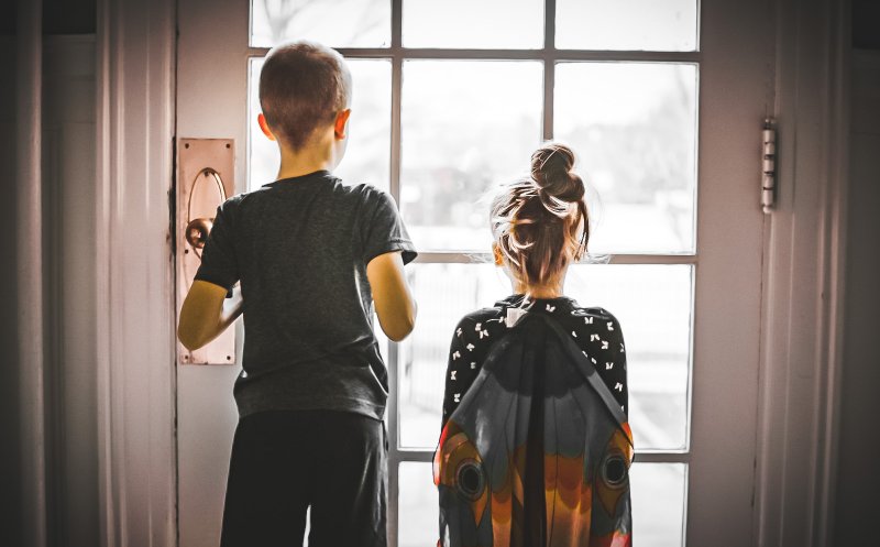 SONDAJ World Vision România: Peste un sfert dintre elevi declară că li s-au cerut fotografii nud