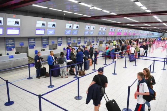 Incident la Aeroportul Cluj. Un bărbat și-a lovit soția, în fața copiilor și a poliției. Explicația lui: “așa o alint”