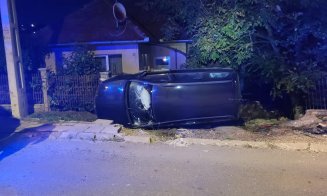 ACCIDENT în Cluj: A urcat cu maşina pe gard şi a rupt conducta de gaz