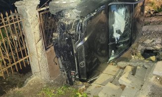 ACCIDENT în Cluj: A urcat cu maşina pe gard şi a rupt conducta de gaz