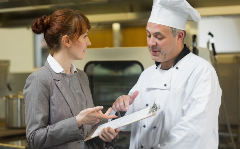 Managerii de restaurante câștigă până la 1.000 de euro pe lună. La Cluj sunt printre cei mai căutați din țară