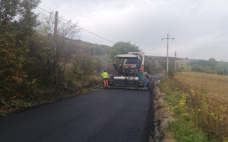 Se asfaltează drumul județean care duce către Bistrița-Năsăud