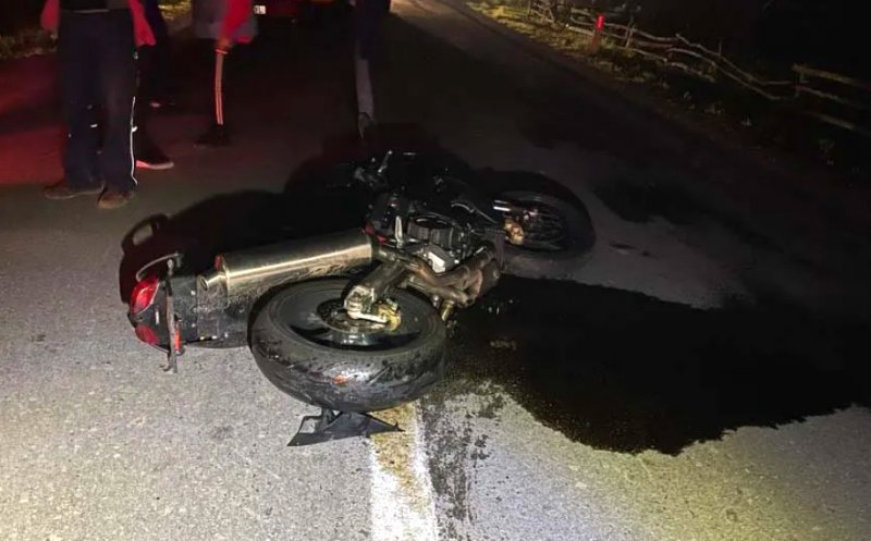 Motociclist de 17 ani DECEDAT după ce a intrat în coliziune cu două autoturisme de pe contrasens