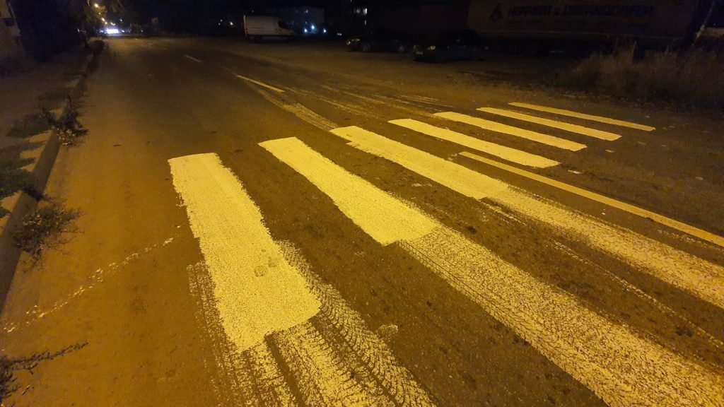 Un român şi-a desenat pe un drum naţional propria trecere de pietoni. S-a ales cu un dosar penal