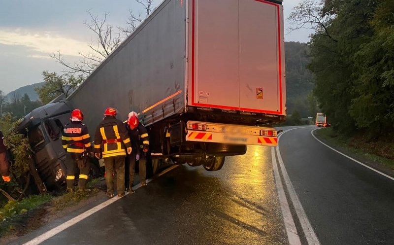 A ratat o curbă și a ajuns cu TIR-ul în șanțul de pe sensul opus