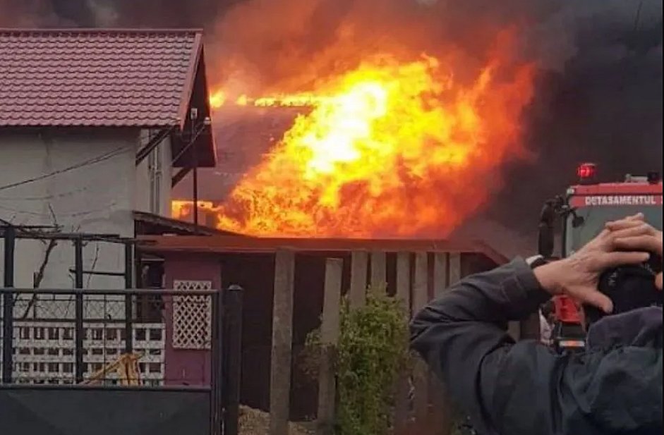 INCENDIU în Cluj: Casă din Turda cuprinsă de flăcări. Acces dificil pe străzile adiacente pentru pompieri