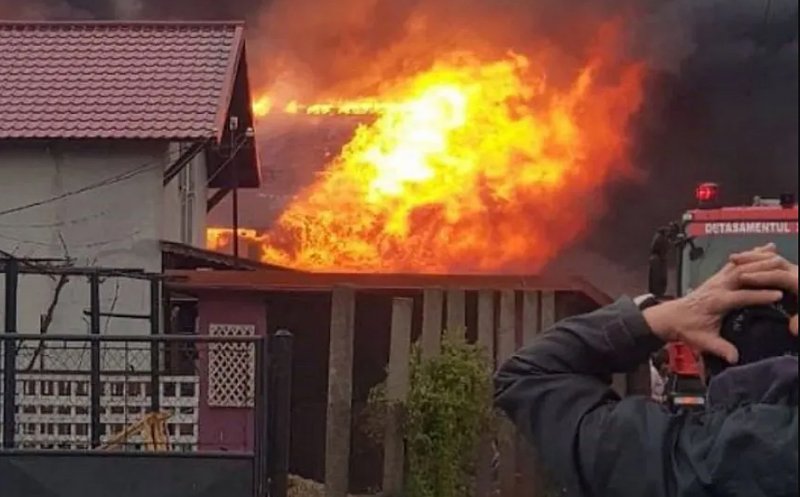 INCENDIU în Cluj: Casă din Turda cuprinsă de flăcări. Acces dificil pe străzile adiacente pentru pompieri
