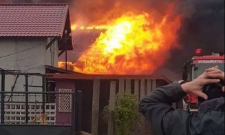 INCENDIU în Cluj: Casă din Turda cuprinsă de flăcări. Acces dificil pe străzile adiacente pentru pompieri