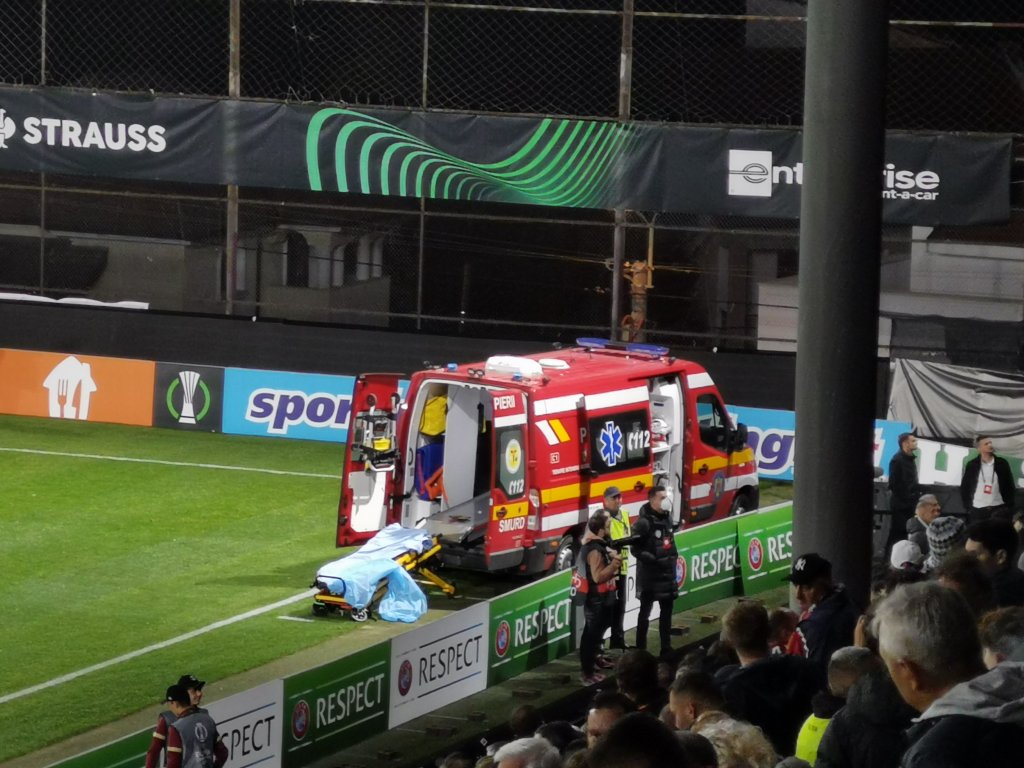 Momente dramatice în Gruia. Un suporter a fost scos cu ambulanța din stadion