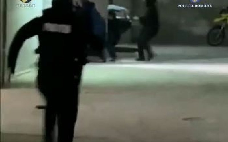 FLAGRANT și PERCHEZIȚII antidrog la Cluj. VIDEO - Traficant ridicat cu "mascații" dintr-o parcare/ Trei persoane reținute și zeci audiate