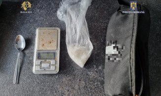 I-au smuls poșeta, în care se aflau 3.000 de lei. Au ajuns în arest