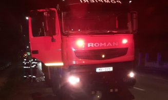 Casă cuprinsă de flăcări la Cluj. Un bărbat, transportat la spital cu arsuri