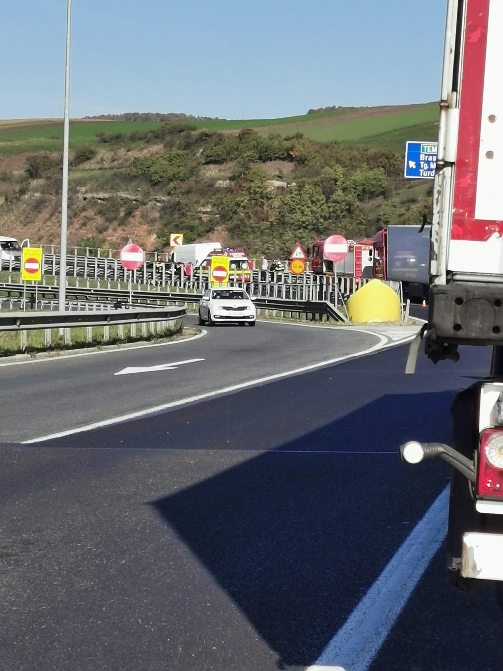 Cluj: Accident cu răniți pe nodul de pe A3. O femeie și un copil de 9 ani, transportați la spital