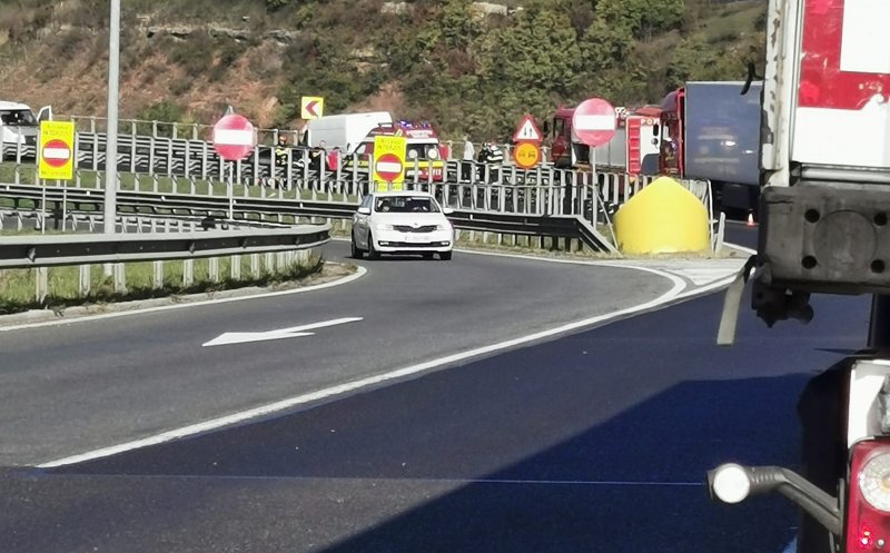 Cluj: Accident cu răniți pe nodul de pe A3. O femeie și un copil de 9 ani, transportați la spital