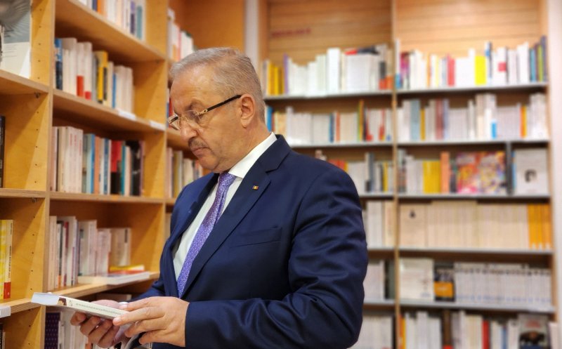 Ministrul Apărării, Vasile Dîncu, mesaj dintr-o librărie: "Nici răcnetele proștilor și nici șoaptele mieroase ale ticăloșilor nu pătrund până aici"